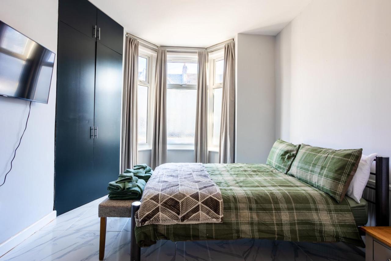 Amazing 3 Bedroom, 2 Bathroom, Ground Floor Flat With Garden, Near Train Station And Bus Stop London Exterior photo